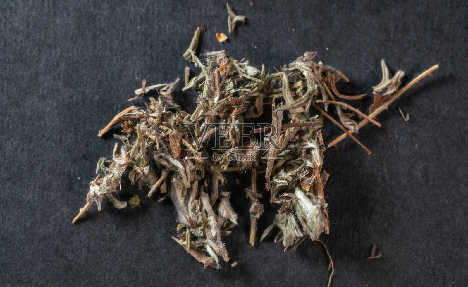 黑色底色下的中草药翻白草变色照片摄影图片