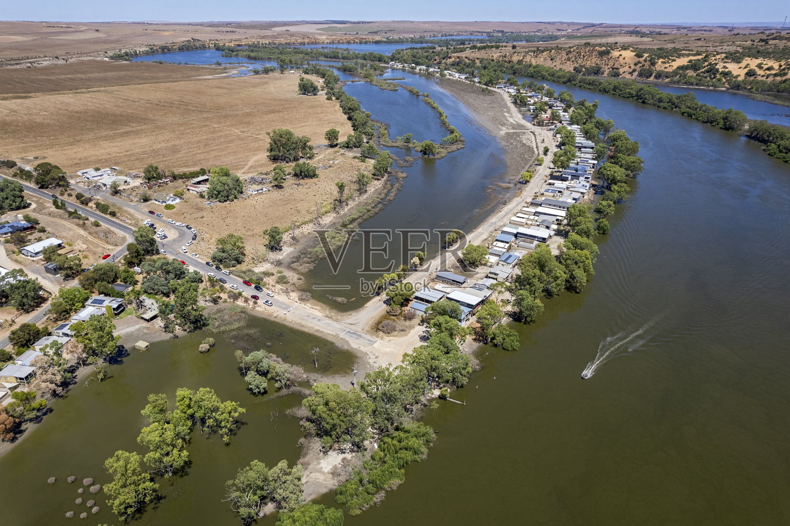洪水后的希望:鸟瞰图，房屋和棚屋在默里河洪水退去后变得干枯照片摄影图片