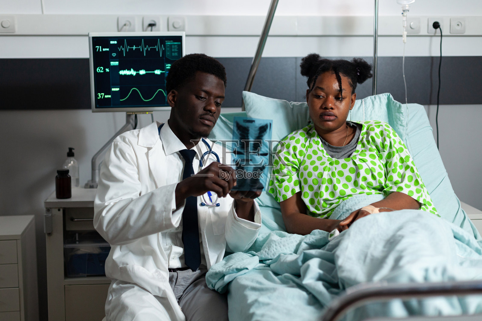 爆炸专家分析年轻病人的x光结果照片摄影图片