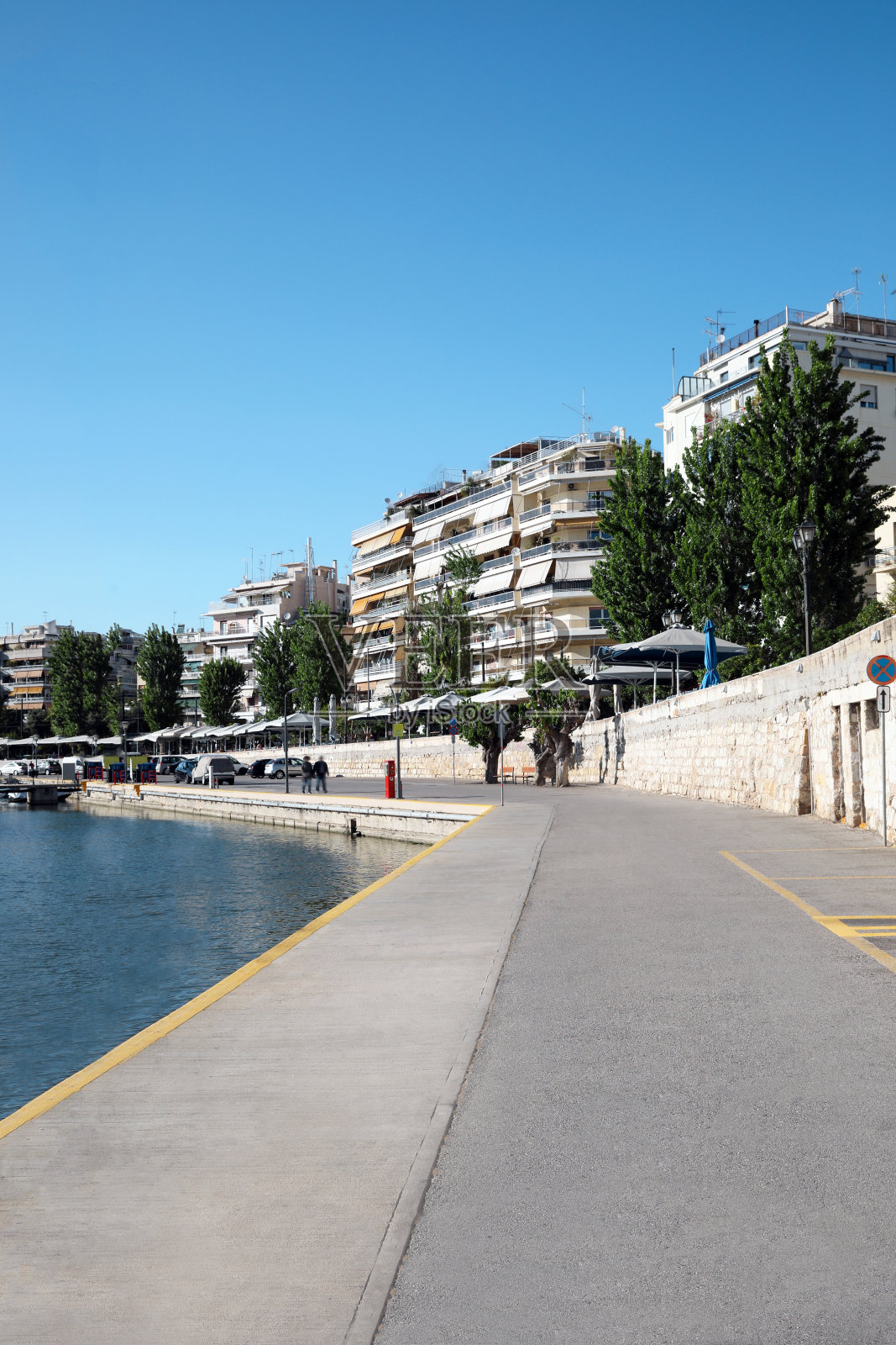 码头和建筑物的城市景观照片摄影图片