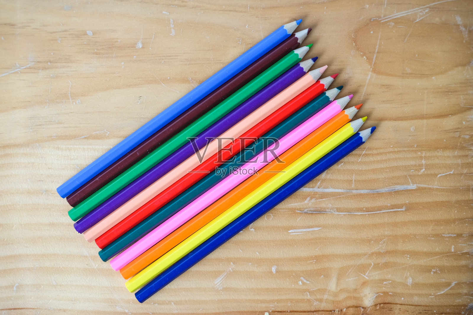 堆叠彩色铅笔在木制背景，选择性焦点。照片摄影图片