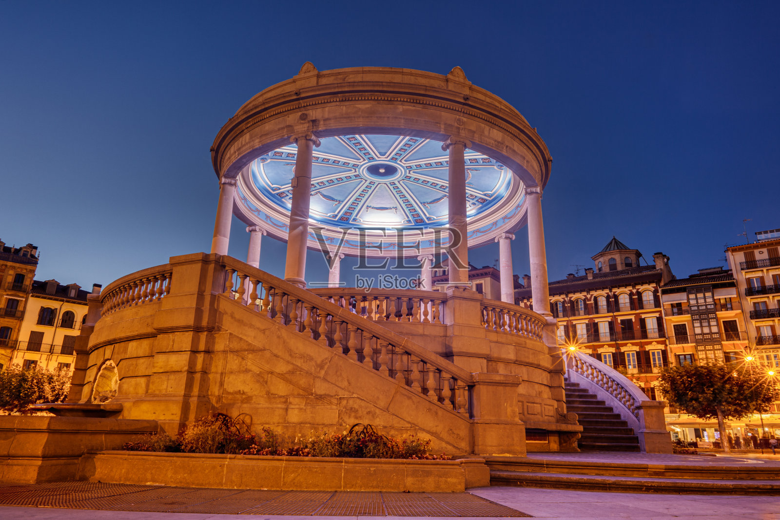 卡斯蒂略广场的日落景观，潘普洛纳照片摄影图片