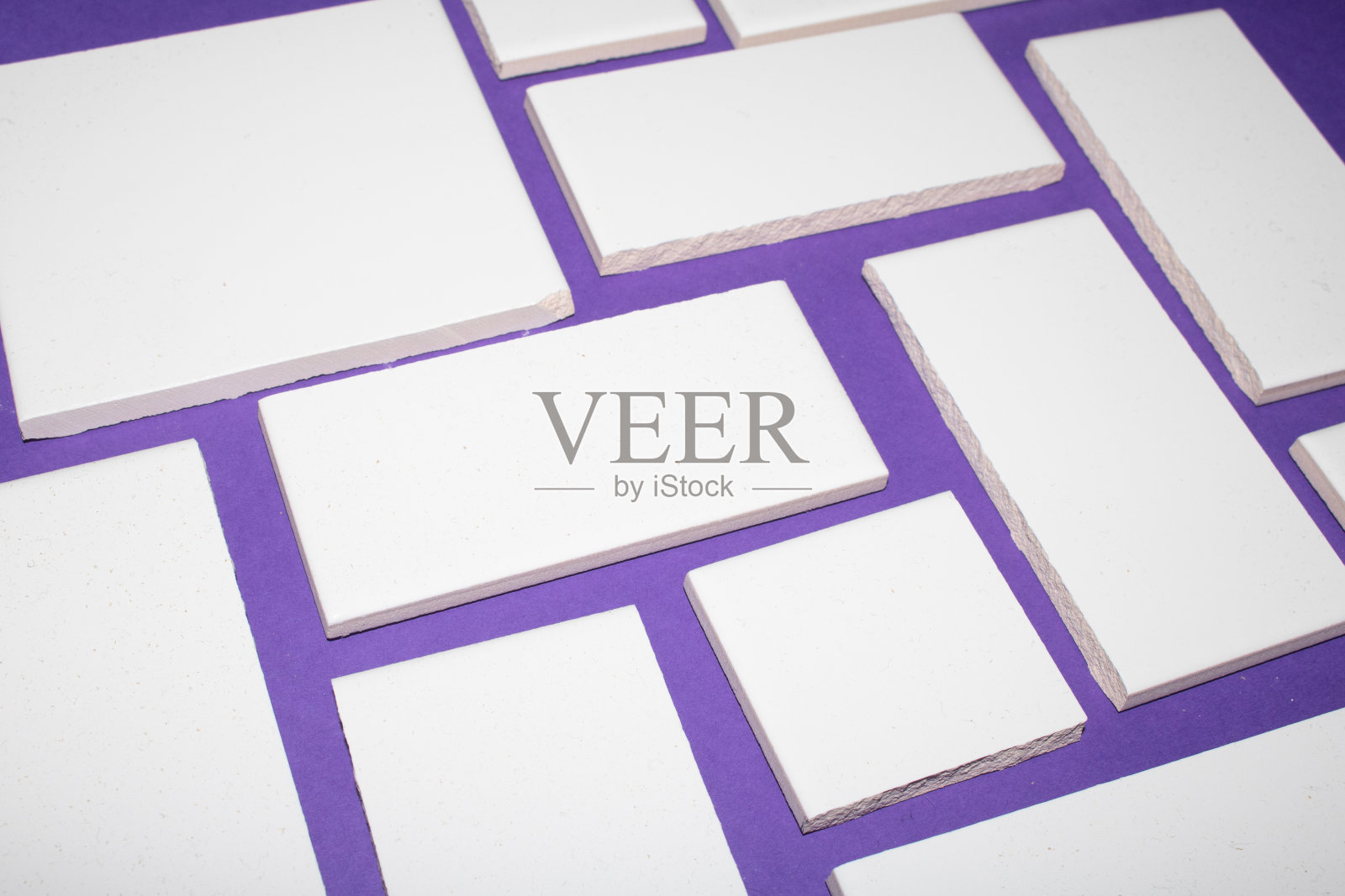 白色抽象形状瓷砖在彩色背景接近照片摄影图片