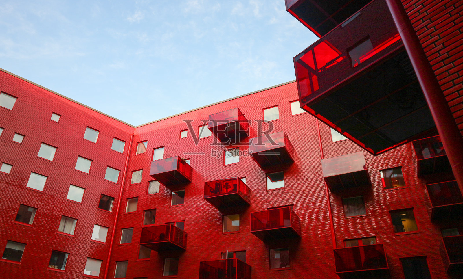 红色现代建筑对着天空的低角度视图照片摄影图片