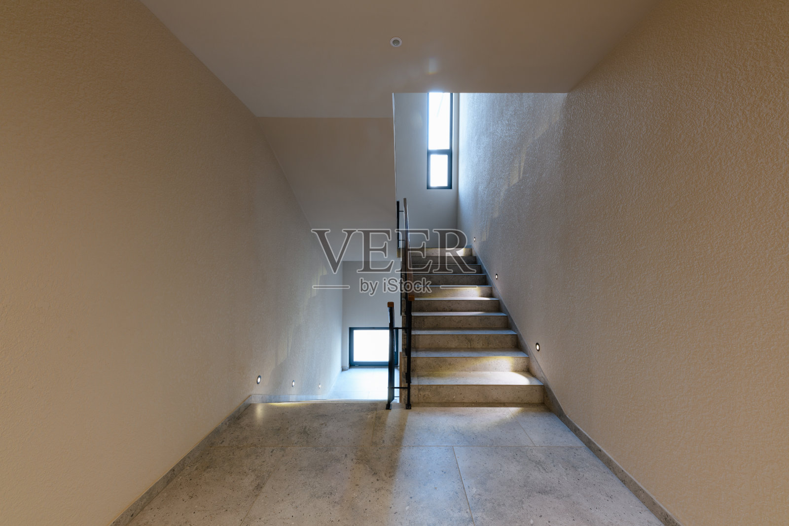 有照明和金属栏杆的公寓楼楼梯照片摄影图片