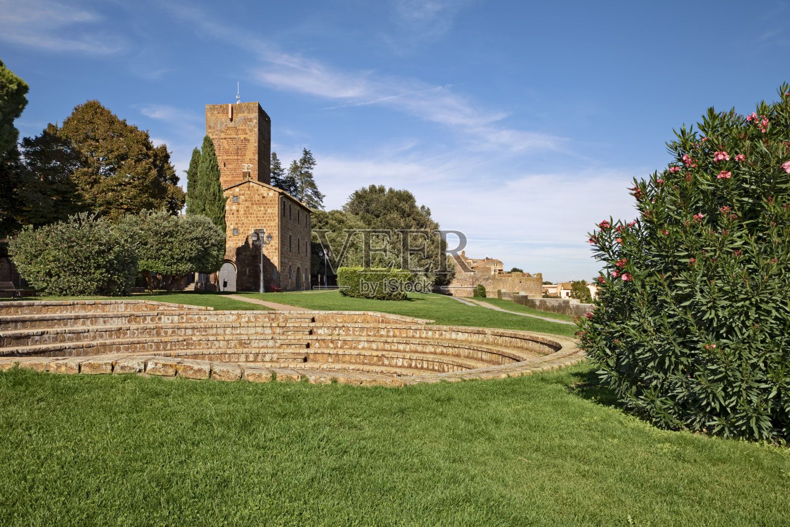 意大利，拉齐奥，托斯卡纳，维泰博:在伊特鲁里亚时代建立的意大利古镇市中心，有一座中世纪塔楼的Torre di Lavello公园照片摄影图片