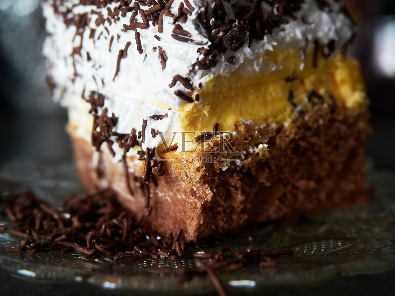 一块蛋糕加巧克力和鲜奶油。照片摄影图片