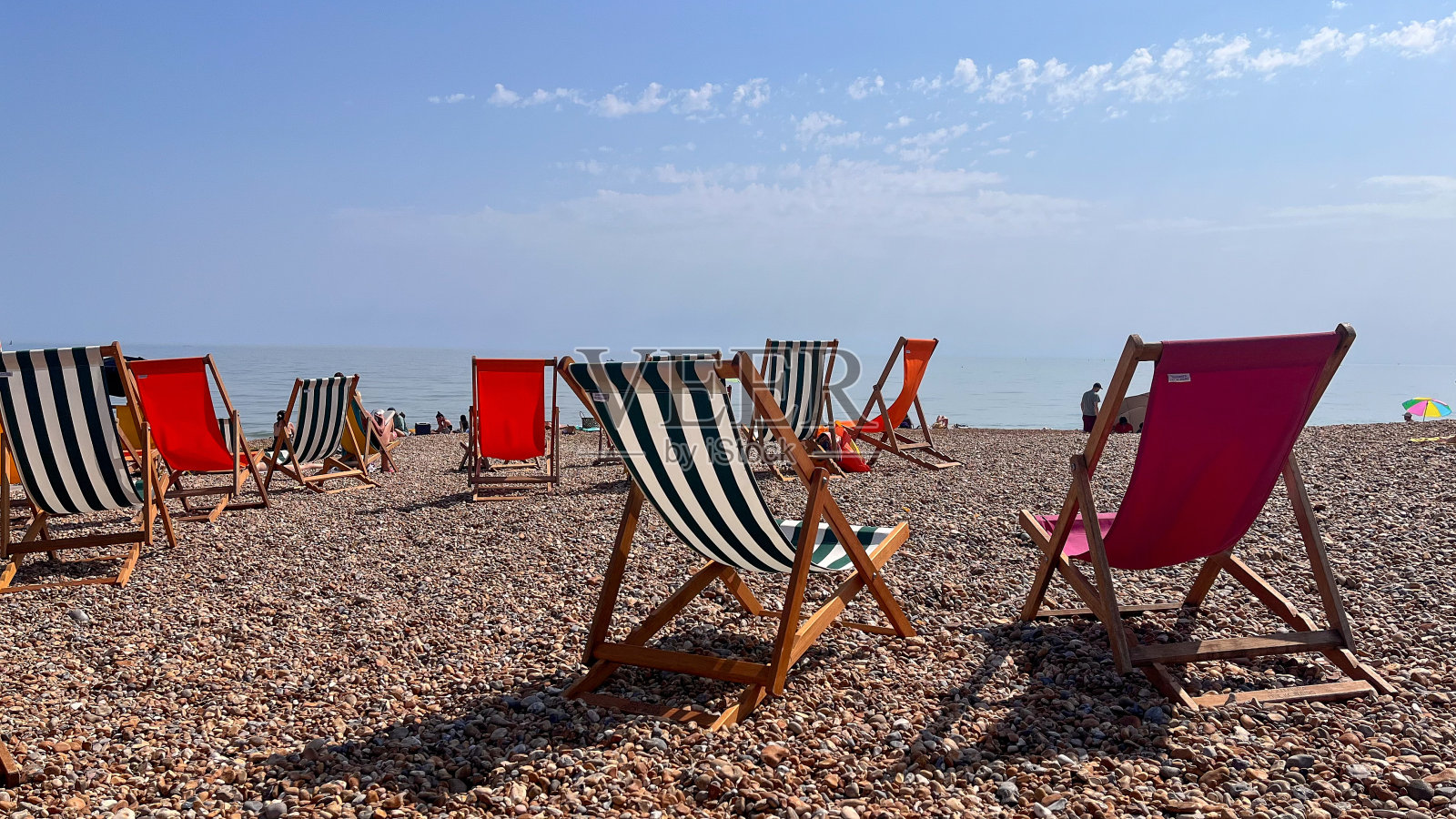 英国海边圣伦纳兹圆石滩上的传统躺椅照片摄影图片