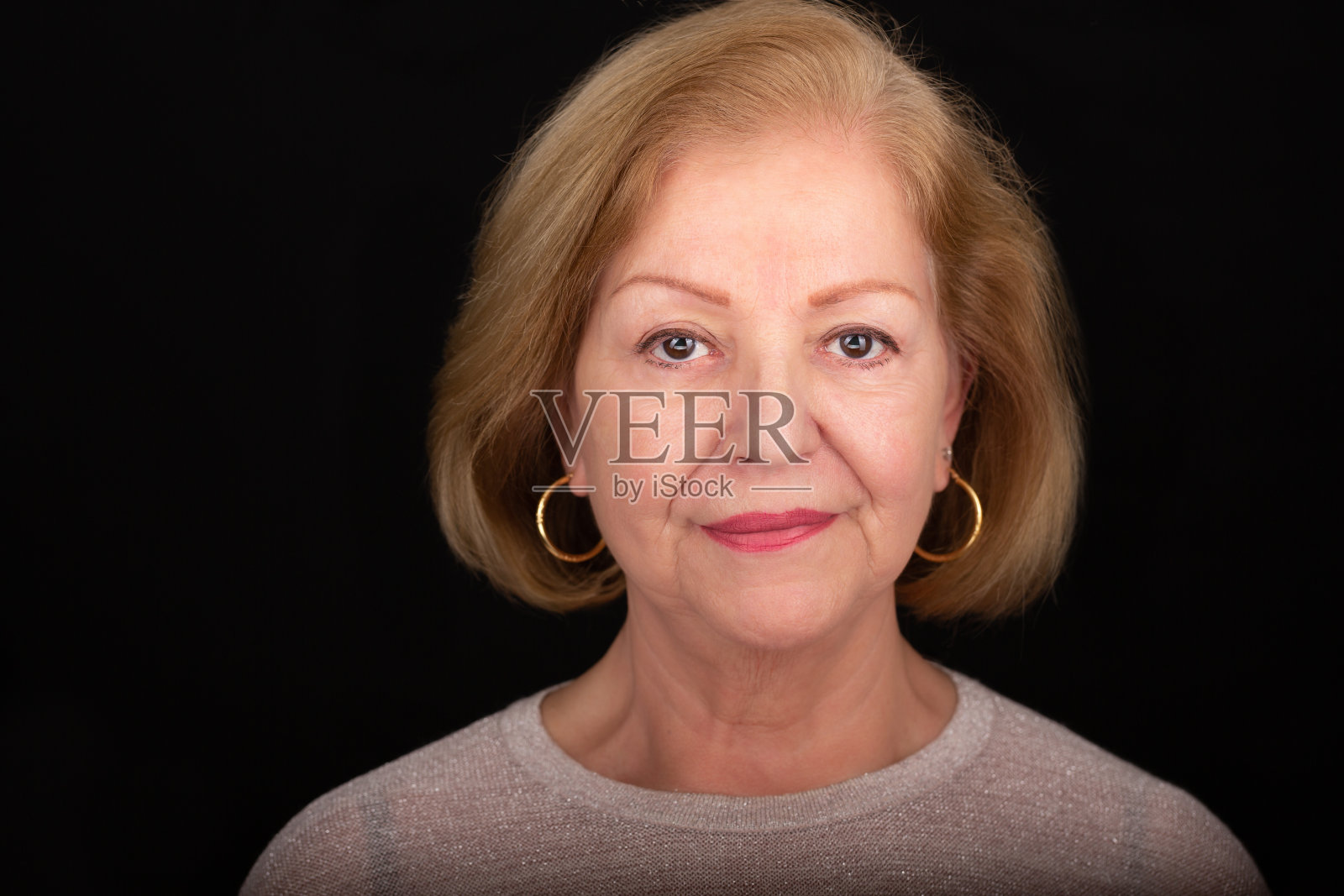 女士的头像与背面背景。她已经70多岁了照片摄影图片