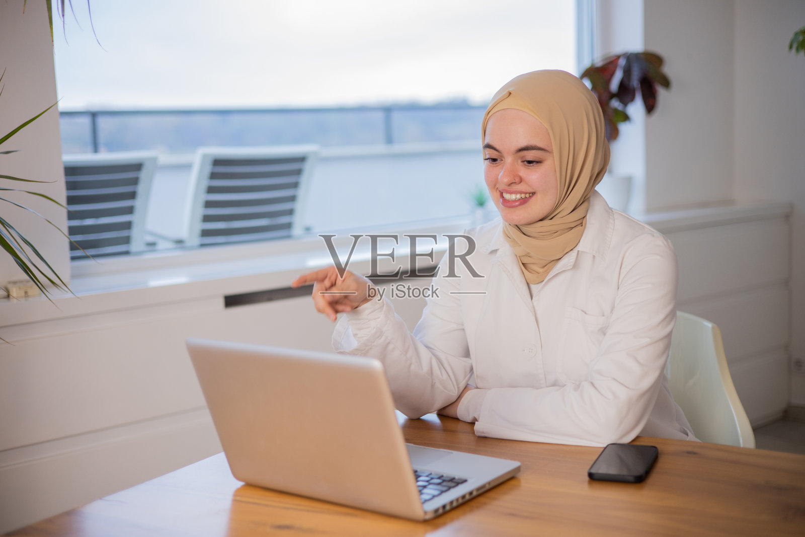 女医生视频通话照片摄影图片
