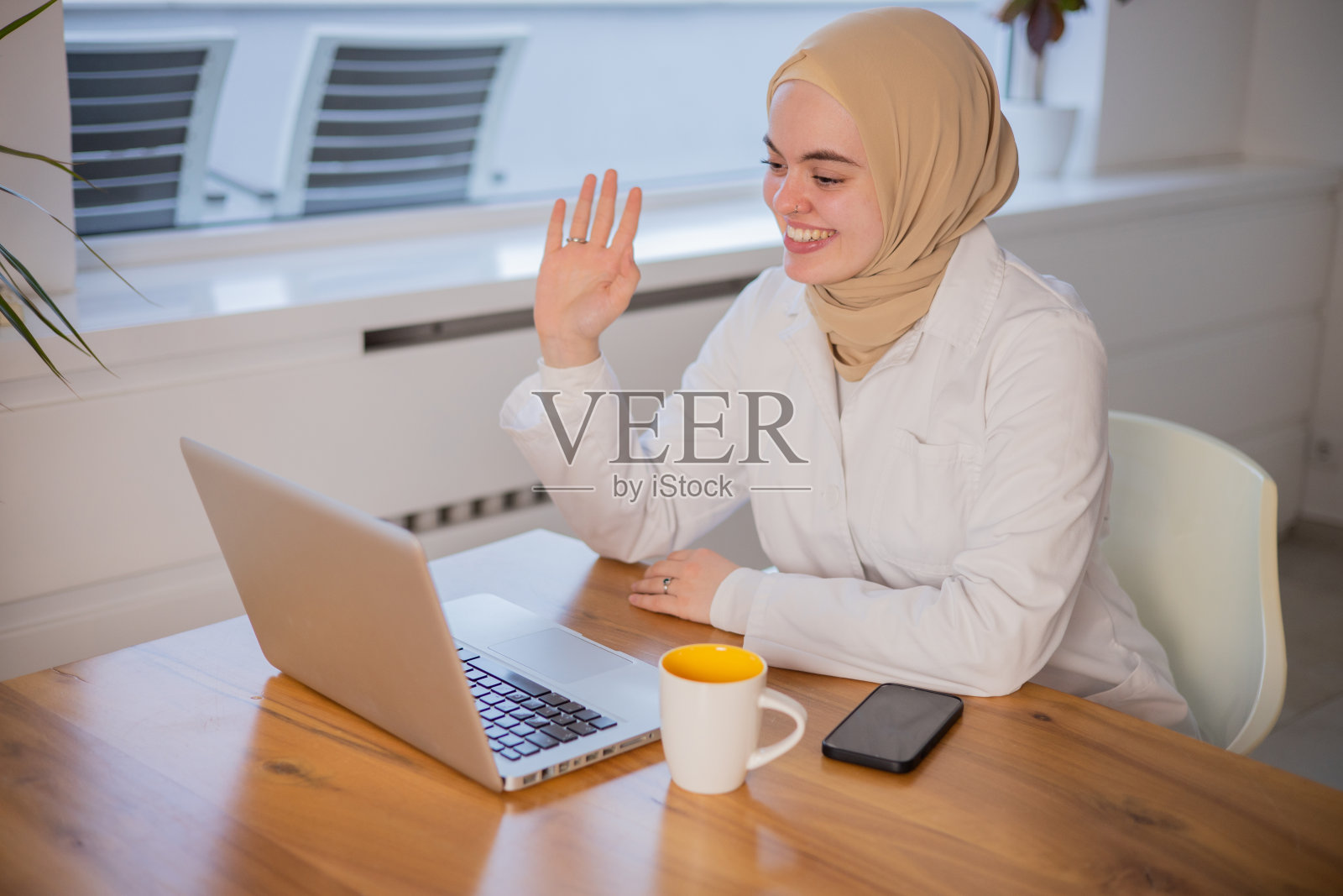 年轻医生和病人视频通话照片摄影图片