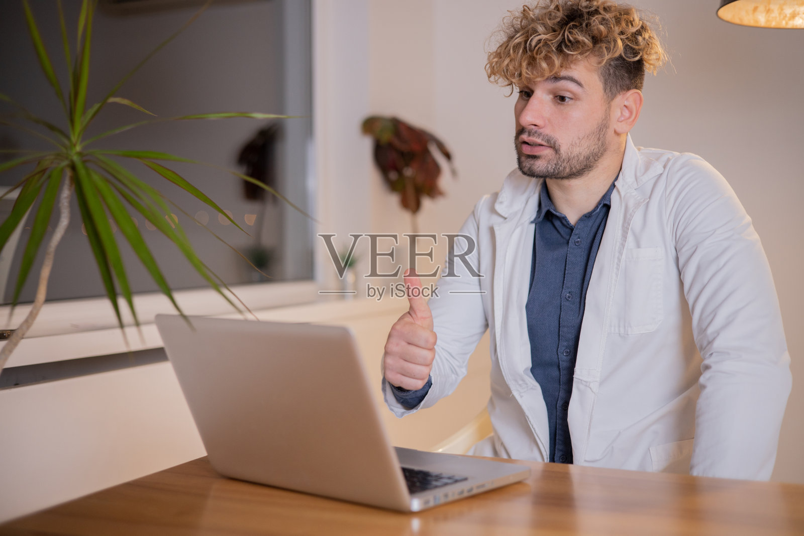 医生视频通话照片摄影图片