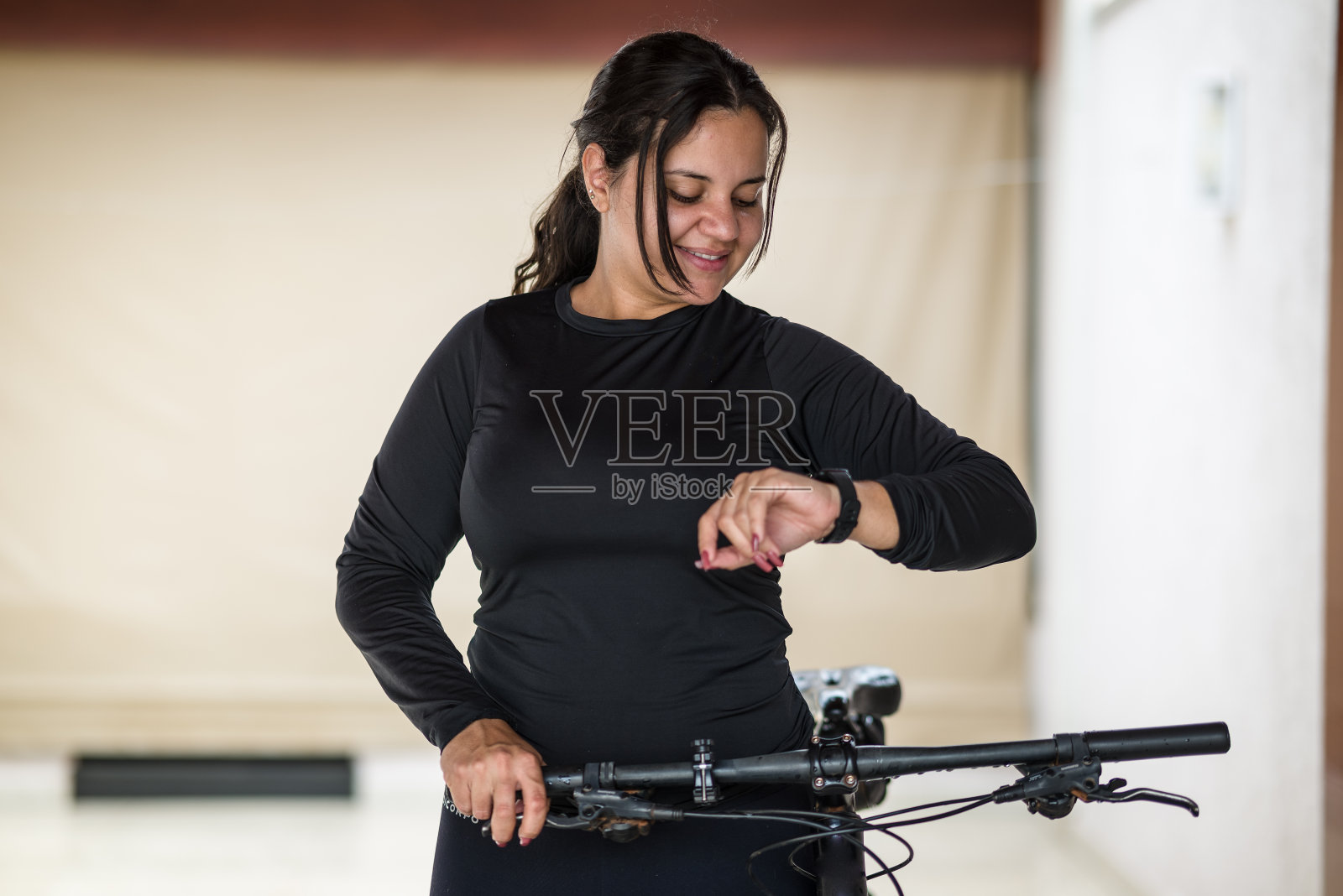 骑自行车前设置一个健身追踪器照片摄影图片