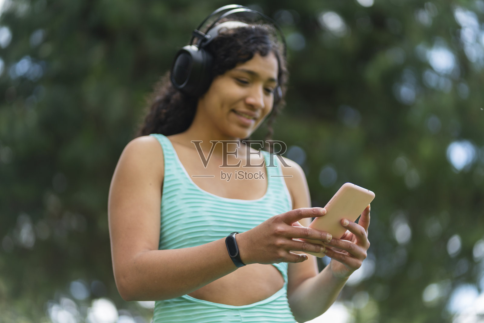 运动女性使用电话照片摄影图片