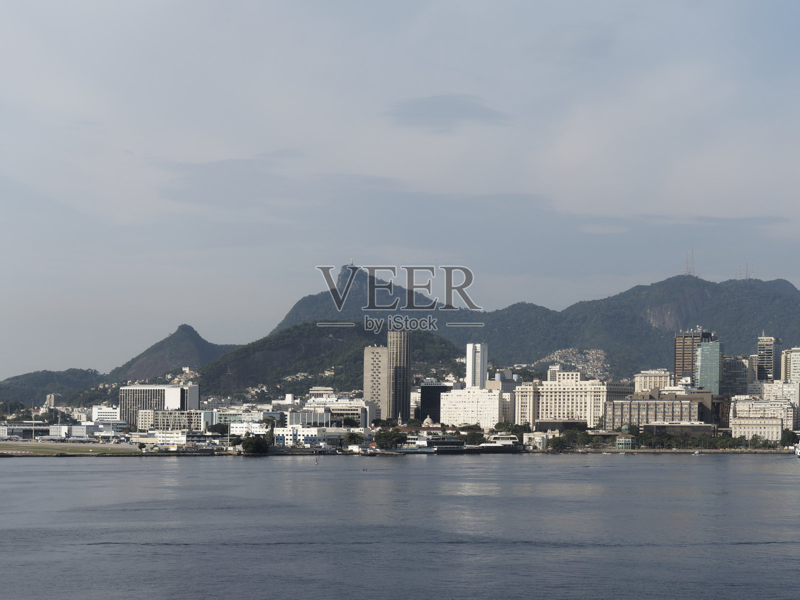 巴西。里约热内卢里约热内卢。城市概貌。里约热内卢里约热内卢是一个明亮的色彩和永恒的狂欢，海洋和无尽的阳光的辉煌。照片摄影图片