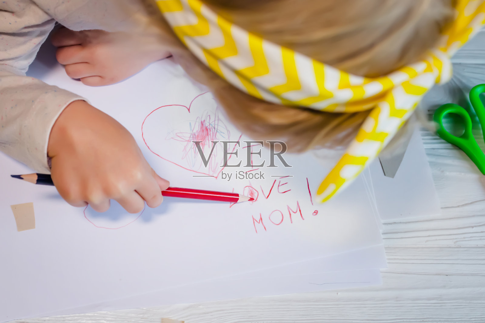 小孩绘制母亲节贺卡，为妈妈准备节日礼物照片摄影图片