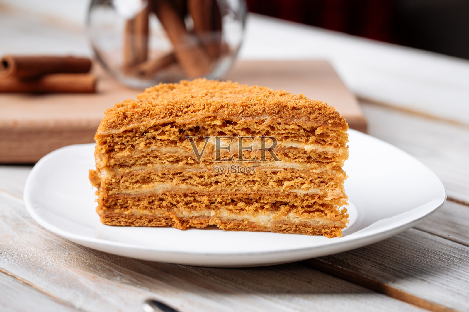 木桌上的一片蜂蜜蛋糕特写照片摄影图片