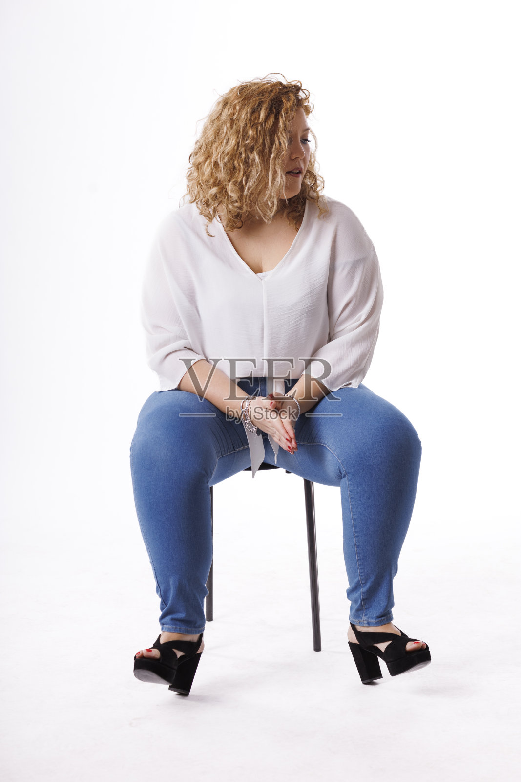 加码时装模特，牛仔衣服和白衬衫在白底，超重的女性身体照片摄影图片