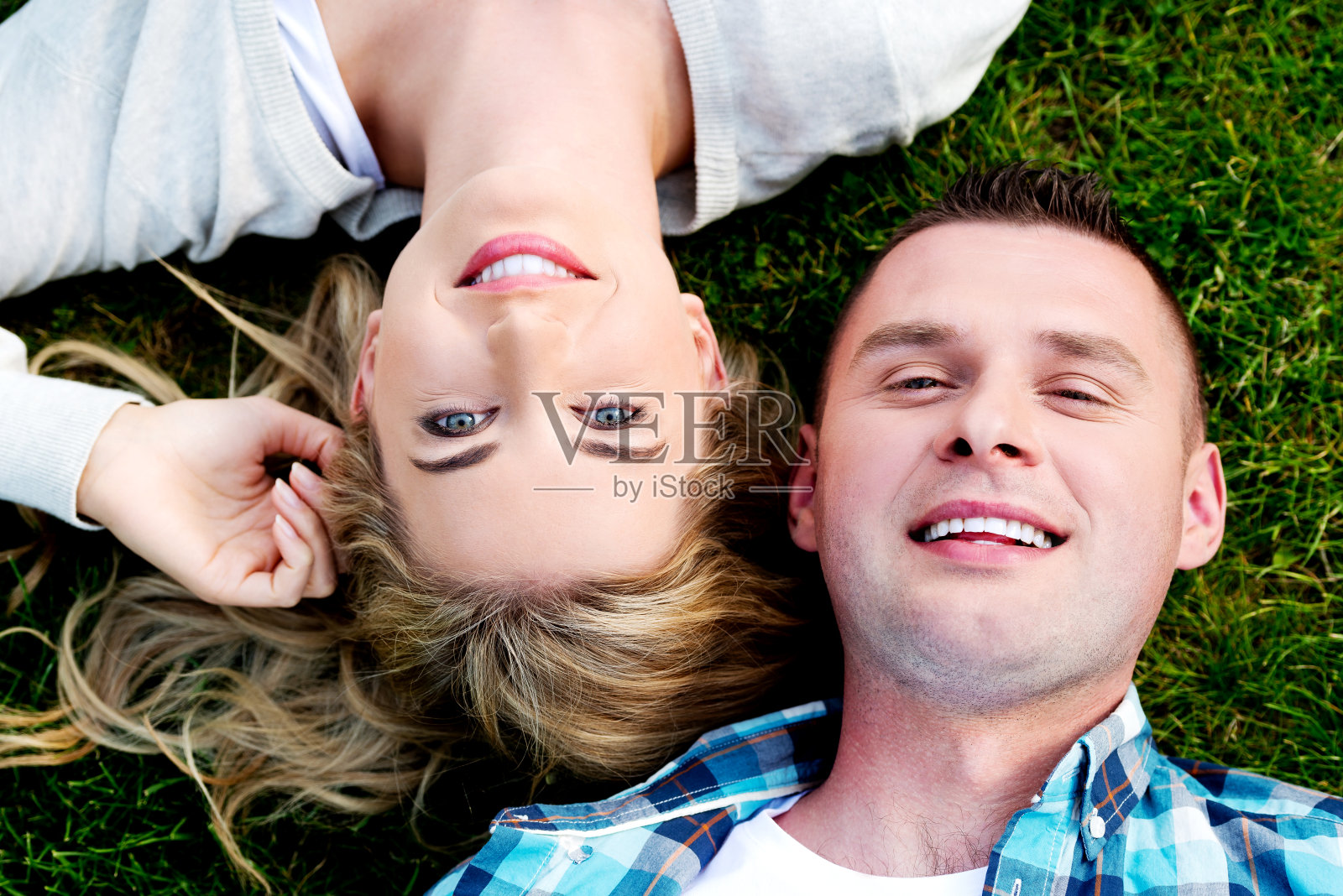 俯瞰浪漫的波兰夫妇躺在绿色的草地户外照片摄影图片
