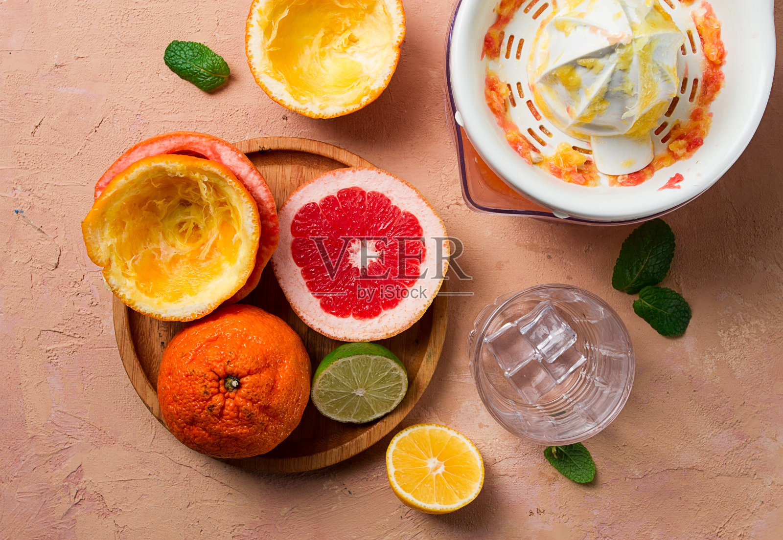 柑橘榨汁机，切片水果，加冰的玻璃杯，特写镜头，没人，早餐，照片摄影图片