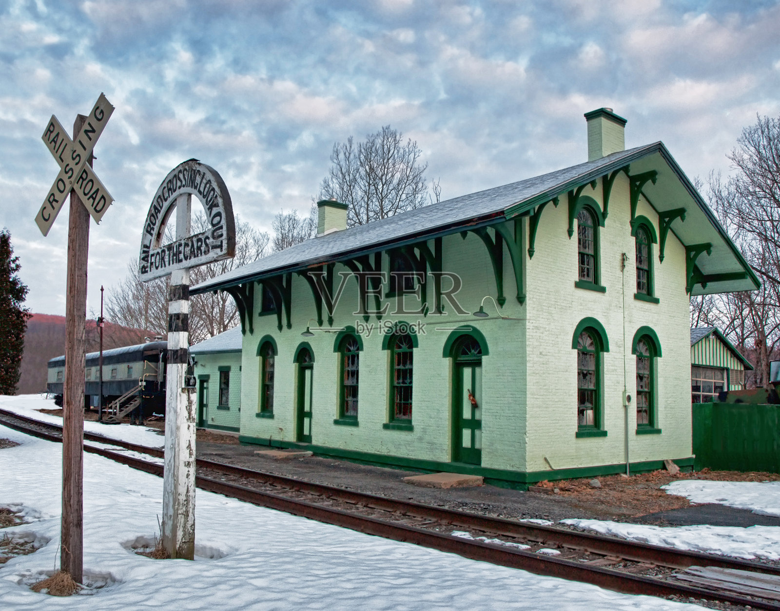 冬季的老式火车站照片摄影图片