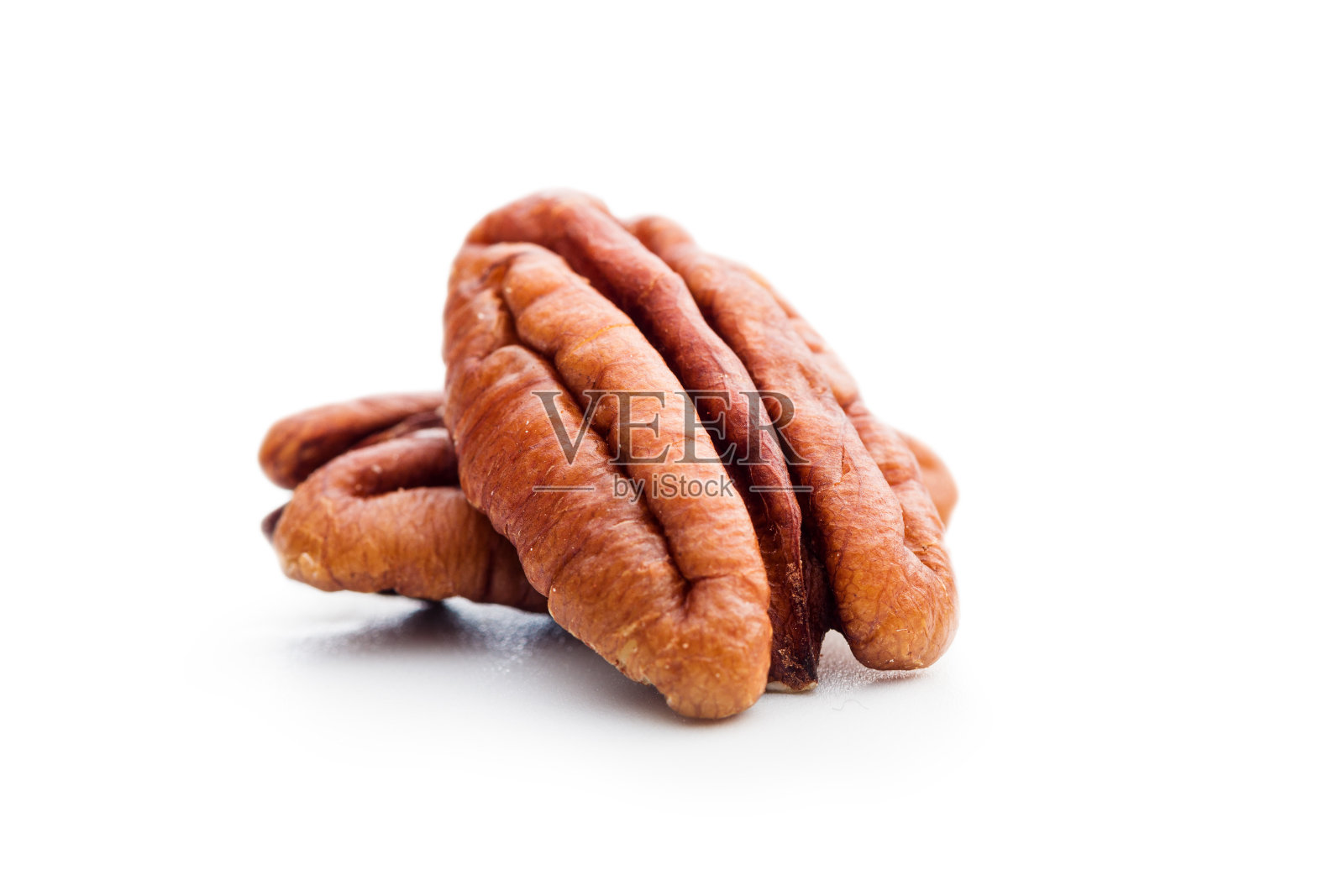 白色背景上分离的去皮山核桃。照片摄影图片