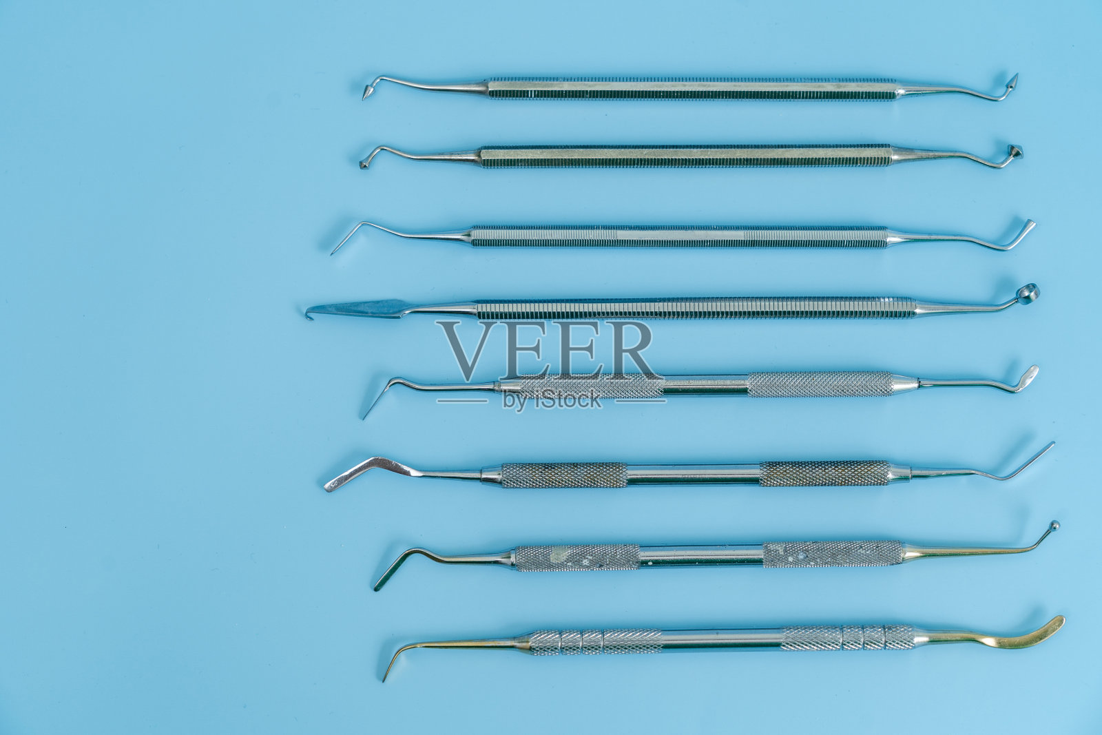 牙医工具套装。牙齿护理，牙齿健康概念。蓝色背景顶视图复制空间照片摄影图片