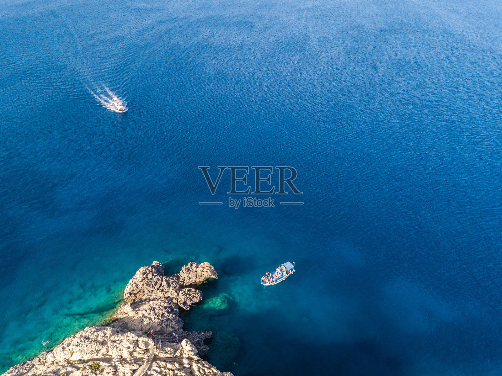 蔚蓝大海边悬崖的鸟瞰图照片摄影图片