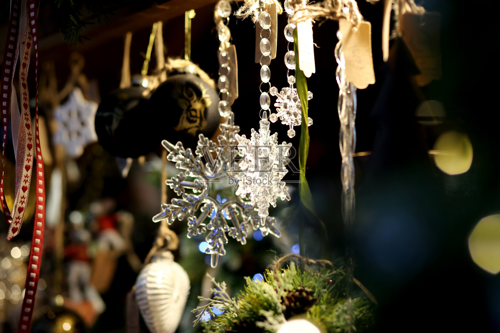 圣诞新年背景。圣诞树球装饰装饰在白雪树枝上的圣诞树背景上明亮的散景。明信片、模式照片摄影图片