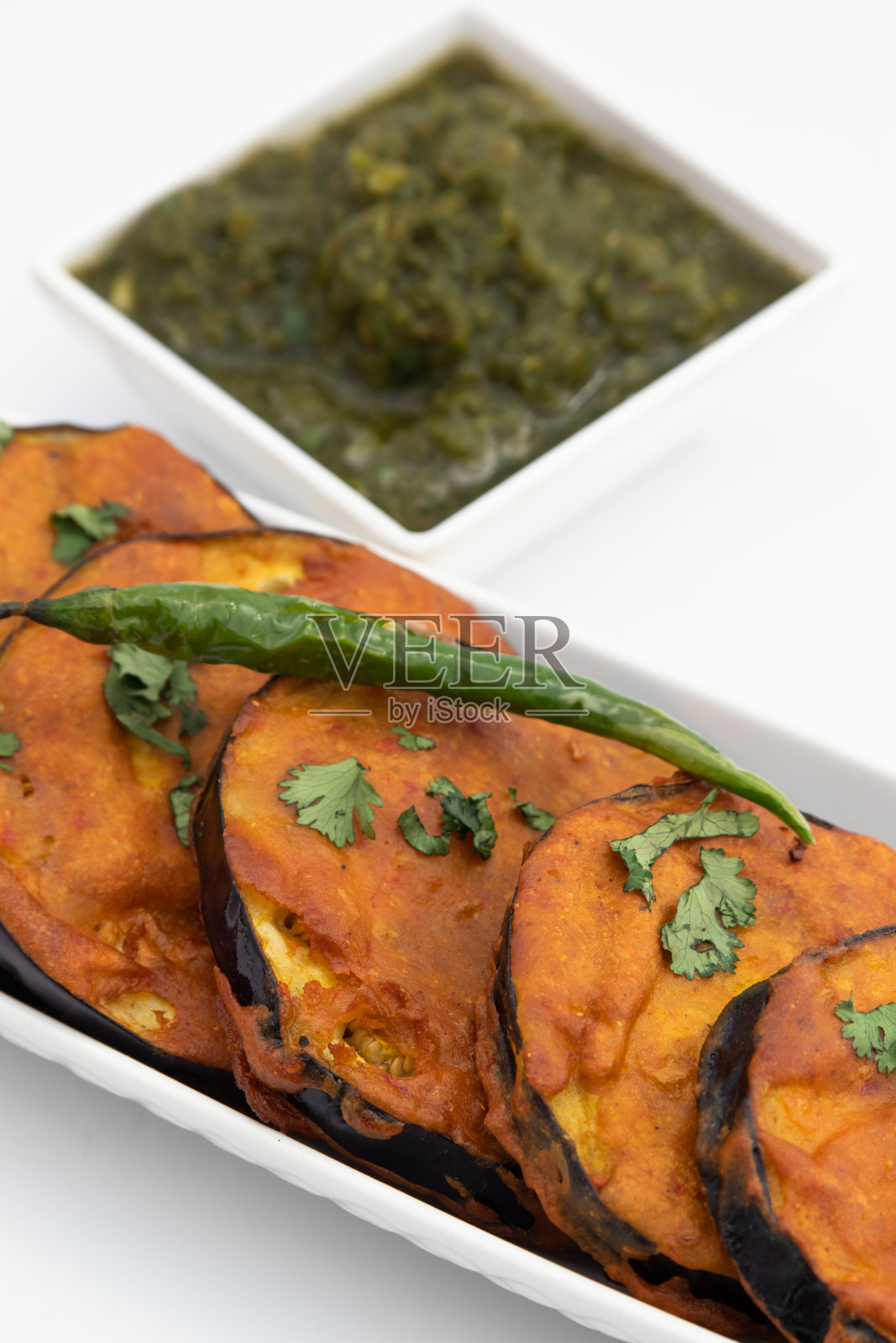 孟加拉茄子Pakoda被称为开始Bhaja, Baingan Tawa油炸准备的茄子片腌制鹰嘴豆粉，热香料Garam Masala。享受在洒红节，纳瓦拉特拉，杜尔迦普贾，排灯节照片摄影图片