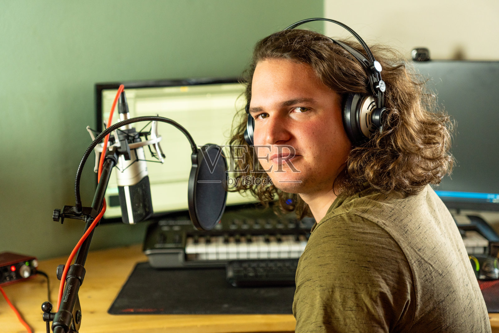 特写的男性电台主持人使用麦克风和头照片摄影图片