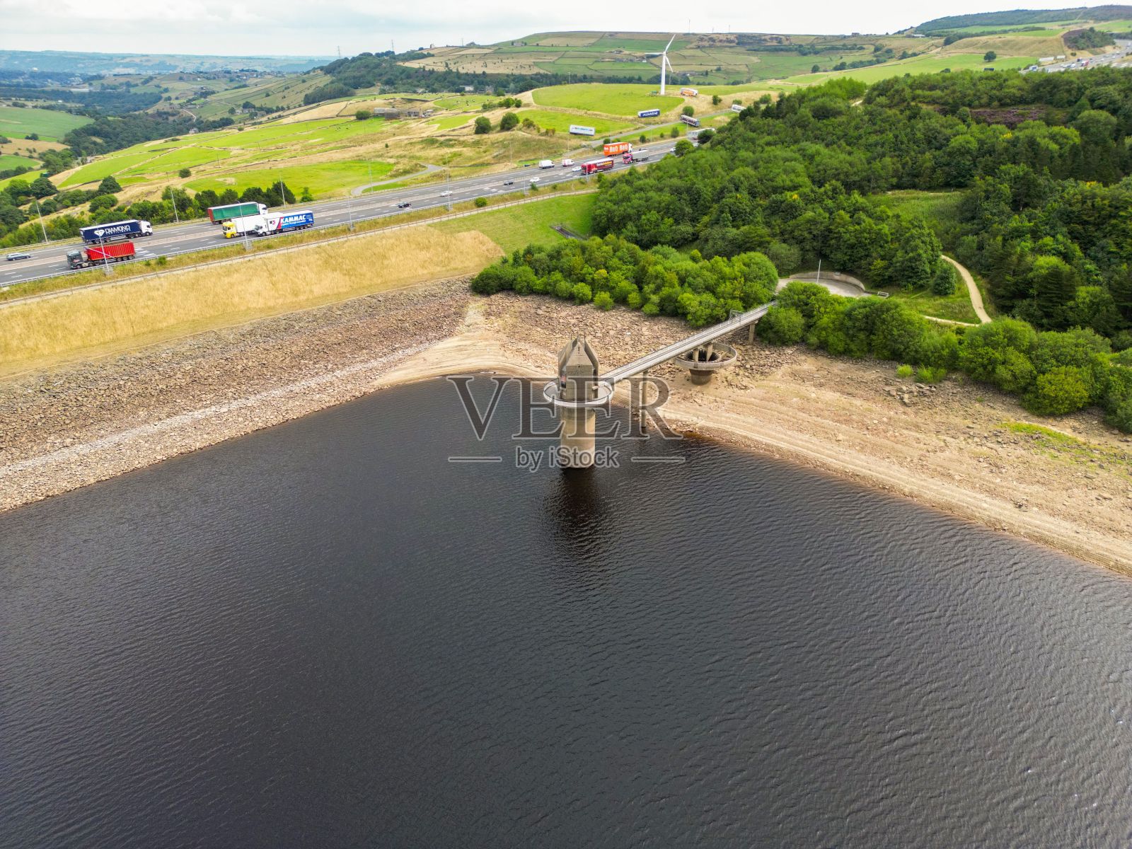 无人机拍摄的英国斯卡蒙登水库的一座塔被绿色植物包围照片摄影图片