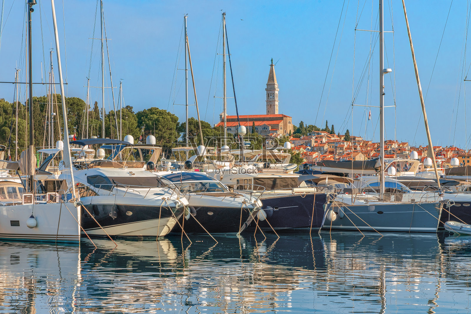 Rovinj码头和Rovinj老城的晨景，克罗地亚伊斯特里亚县的热门旅游目的地照片摄影图片