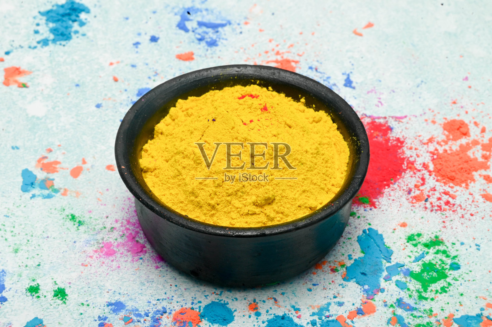 俯视图彩色传统胡里粉碗孤立在黑暗的背景。文字空间。胡里节快乐。概念印度色彩节称为胡里节照片摄影图片