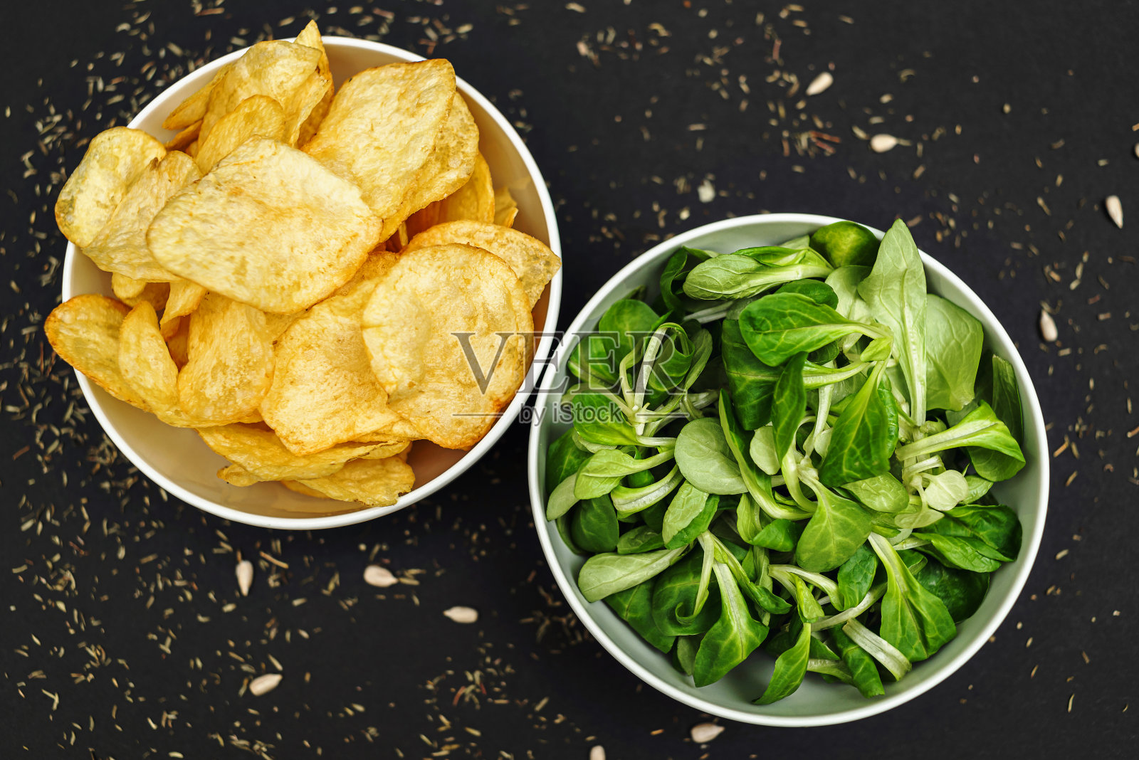 一碗新鲜的绿色有机生菜和一碗薯条。健康饮食和生活方式照片摄影图片