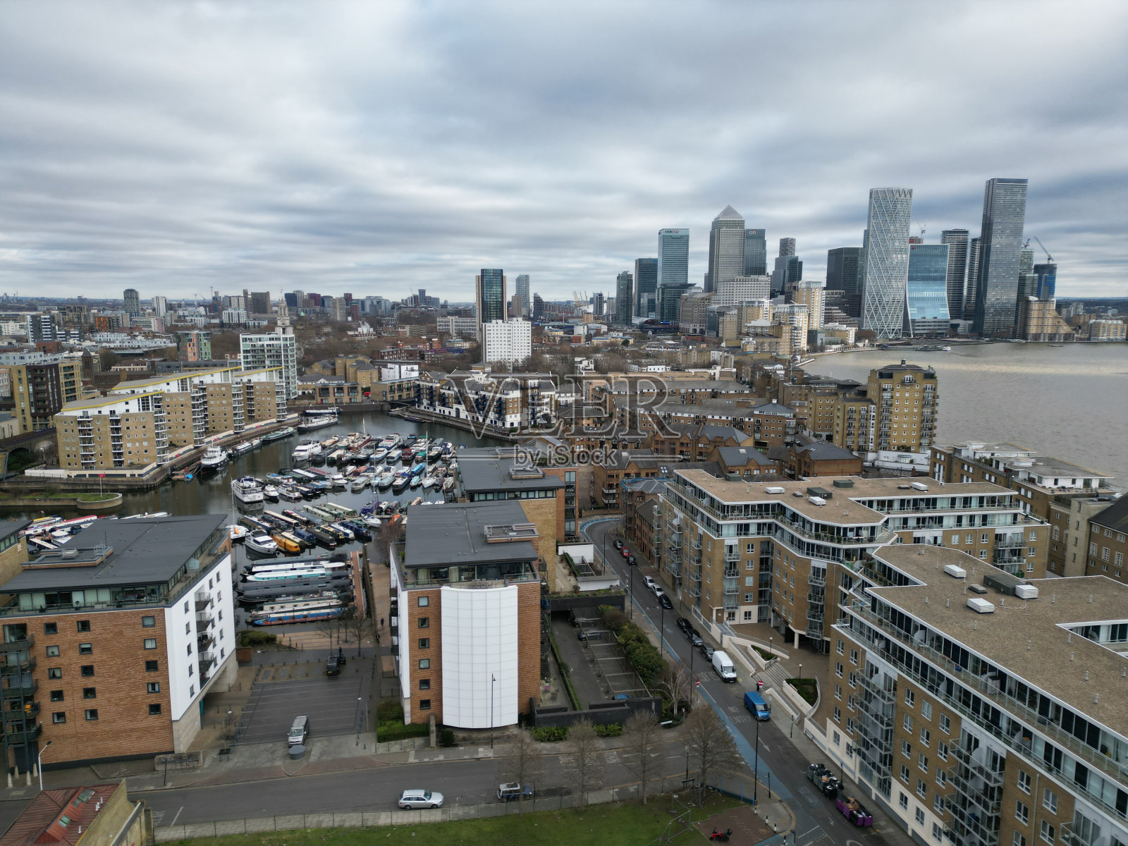 莱姆豪斯盆地东伦敦金丝雀码头摩天大楼的背景无人机，空中，从空中看，鸟瞰，照片摄影图片