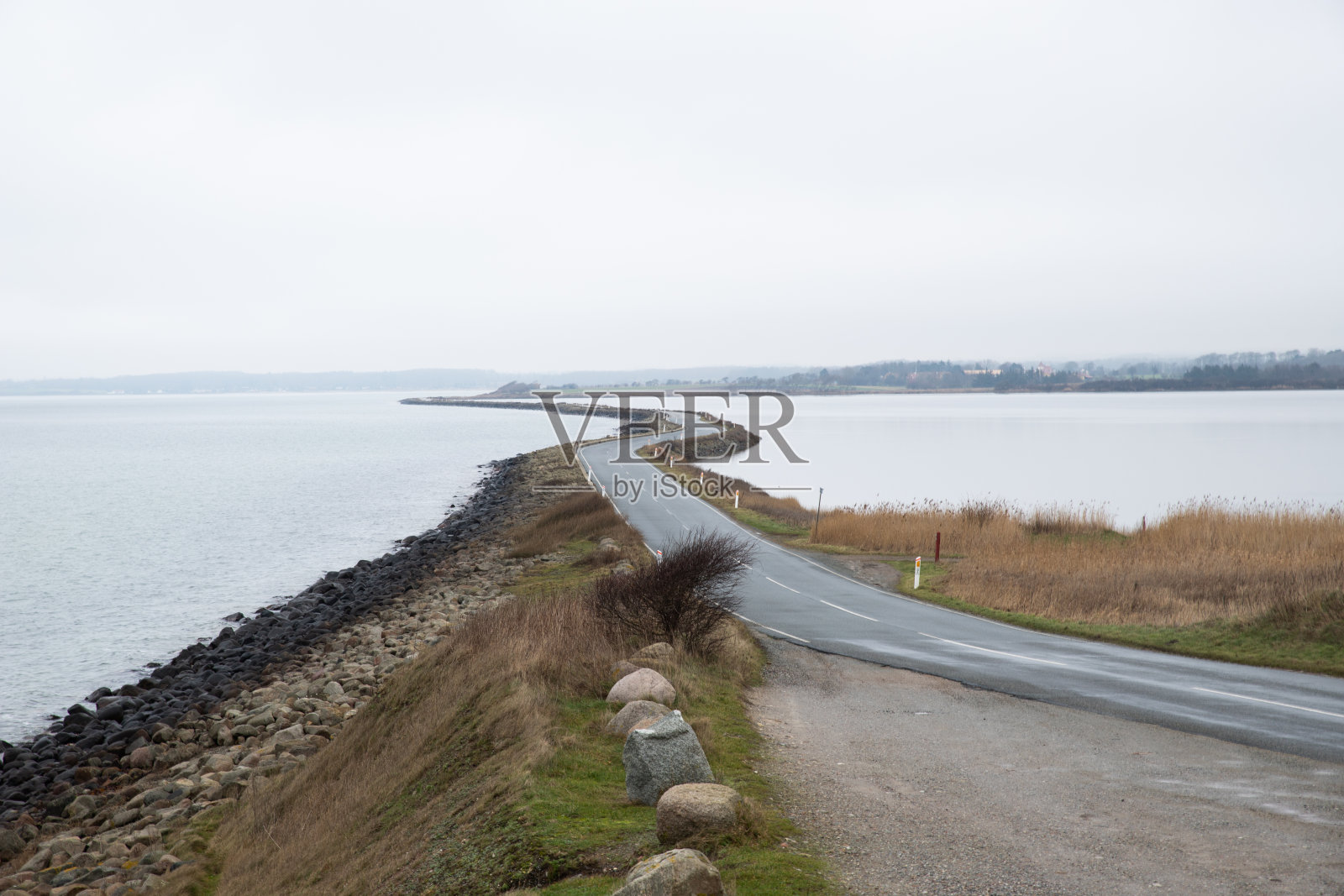 The white lighthouse at Helnæs in Denmark照片摄影图片