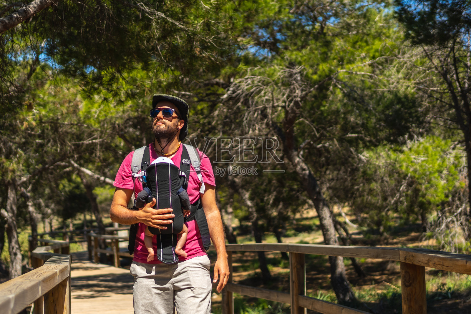 年轻的父亲在去地中海普拉亚蒙卡约的路上照片摄影图片