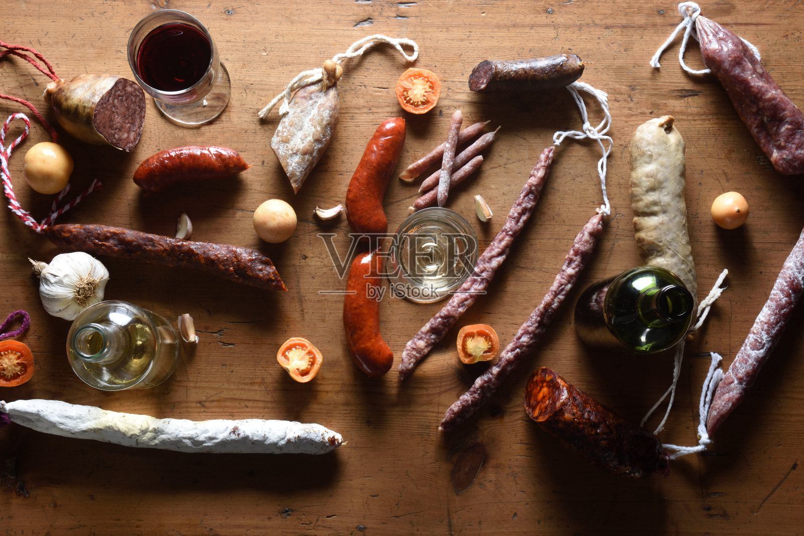 高角度的静物，香肠，西红柿，大蒜和葡萄酒典型的西班牙木材照片摄影图片