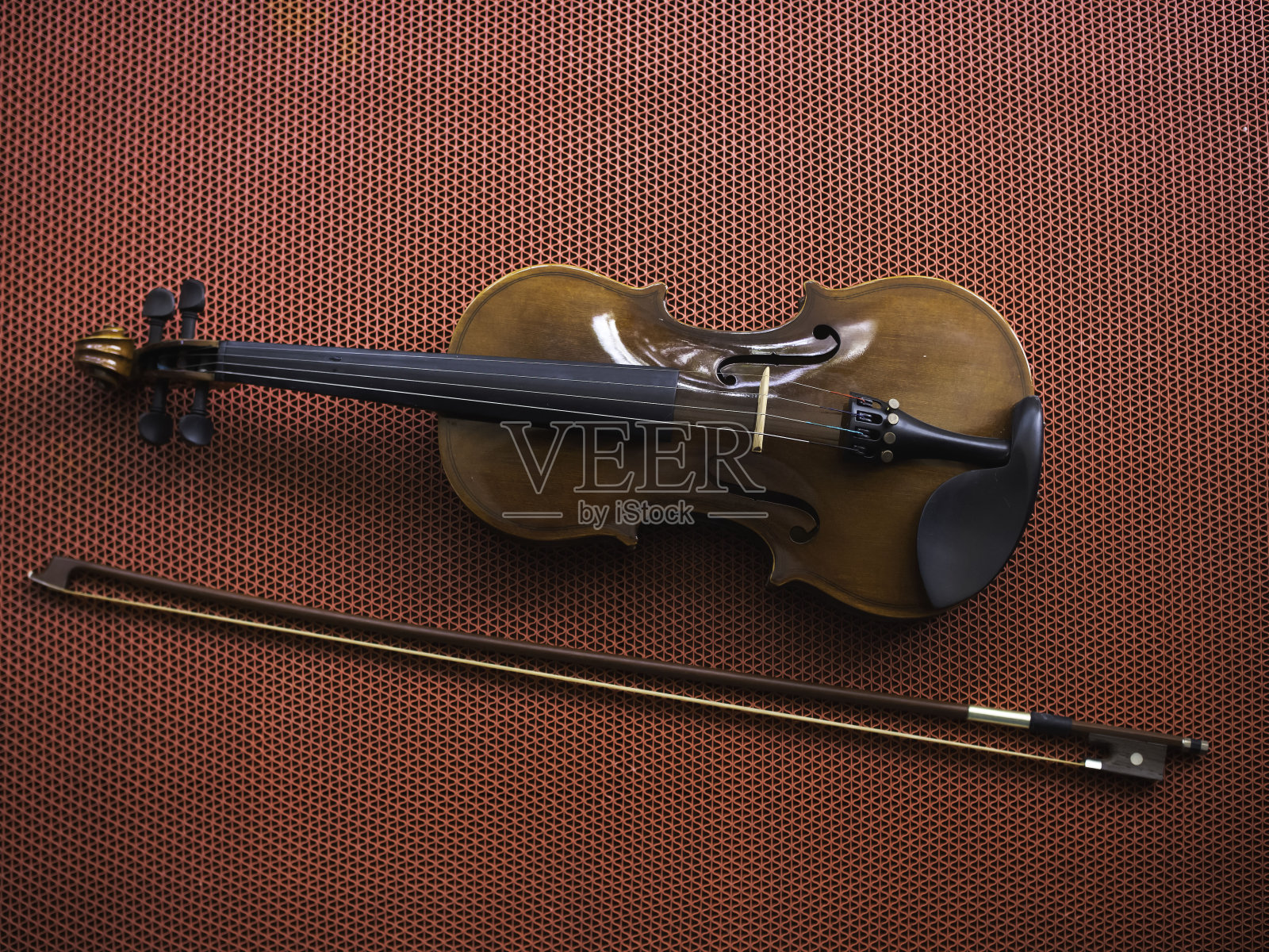 小提琴和弓放在背景上，展示声学乐器的细节照片摄影图片