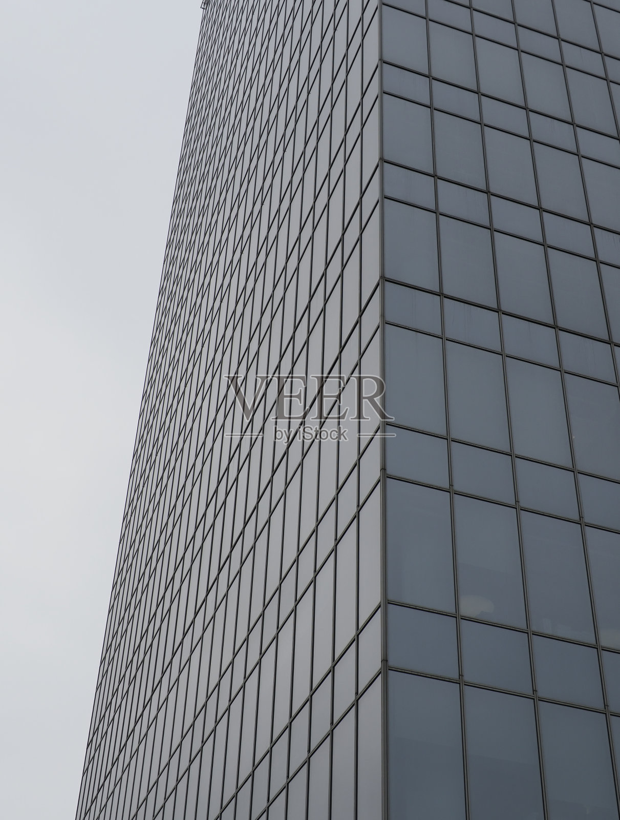 灰色的玻璃摩天大楼和阴沉沉的天空照片摄影图片