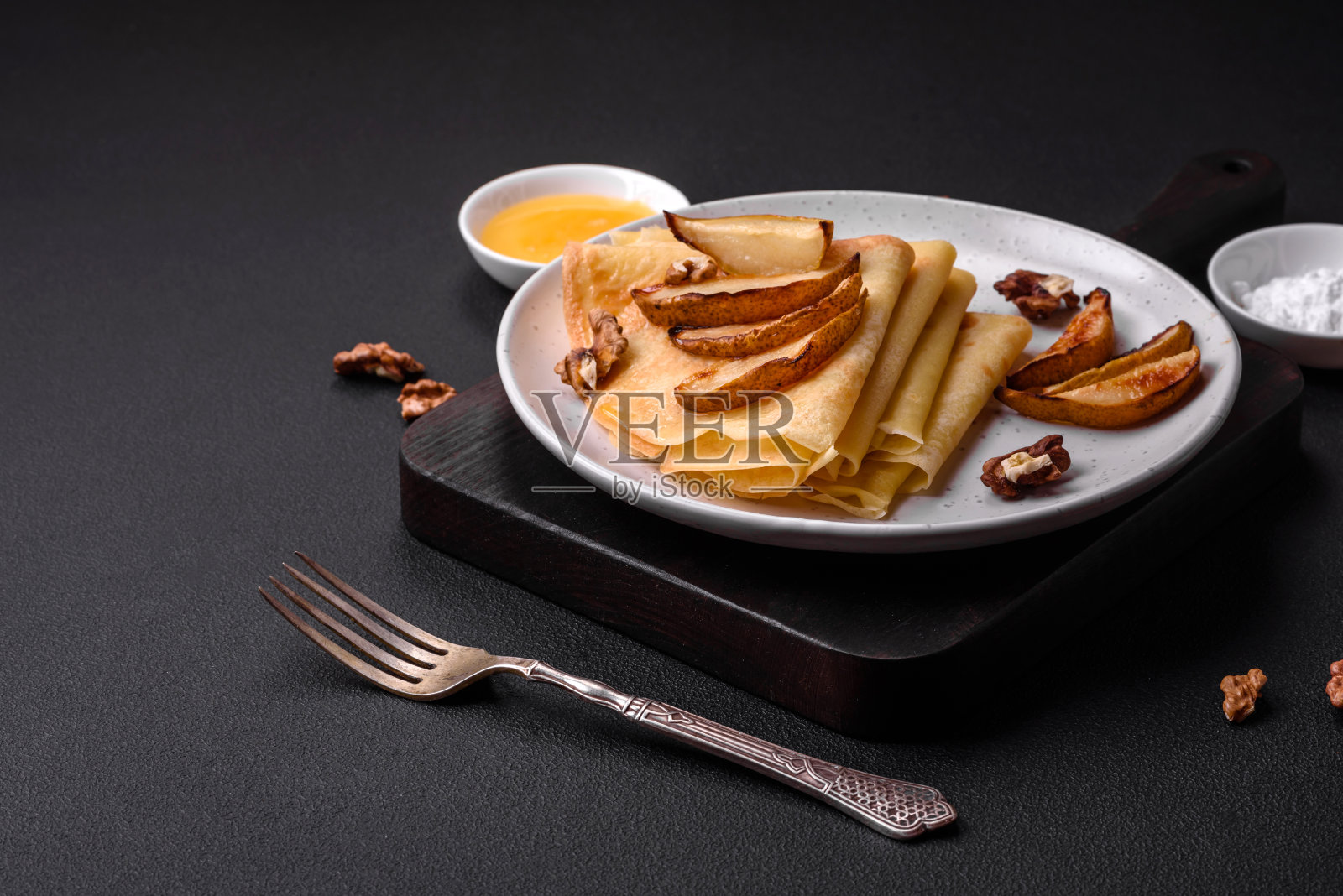 新鲜出炉的美味煎饼，配上蜂蜜和水果，混凝土背景照片摄影图片