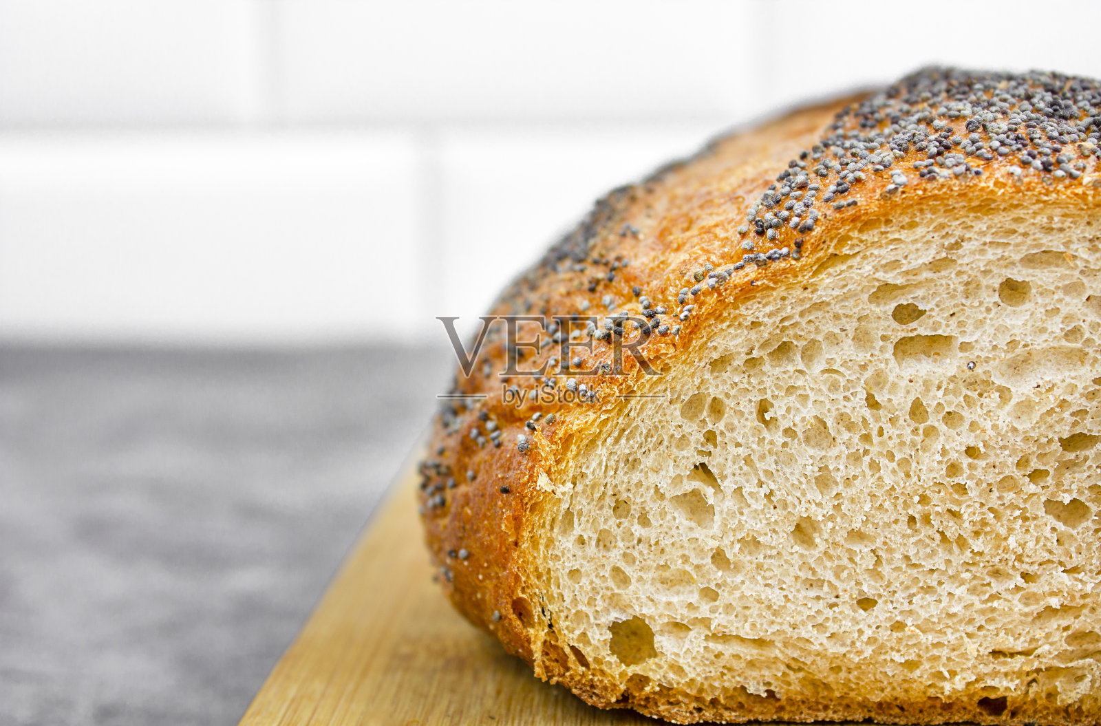 刚烤好的小麦面包放在木板上。副本的空间。照片摄影图片