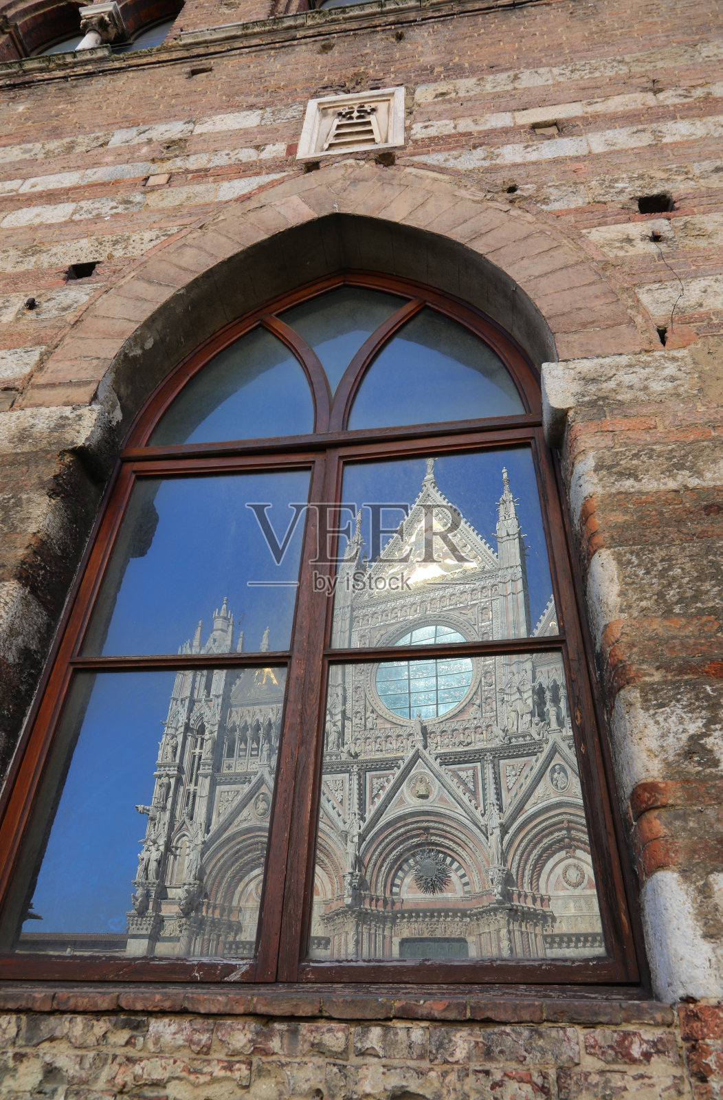 意大利锡耶纳大教堂外立面窗户上的倒影照片摄影图片