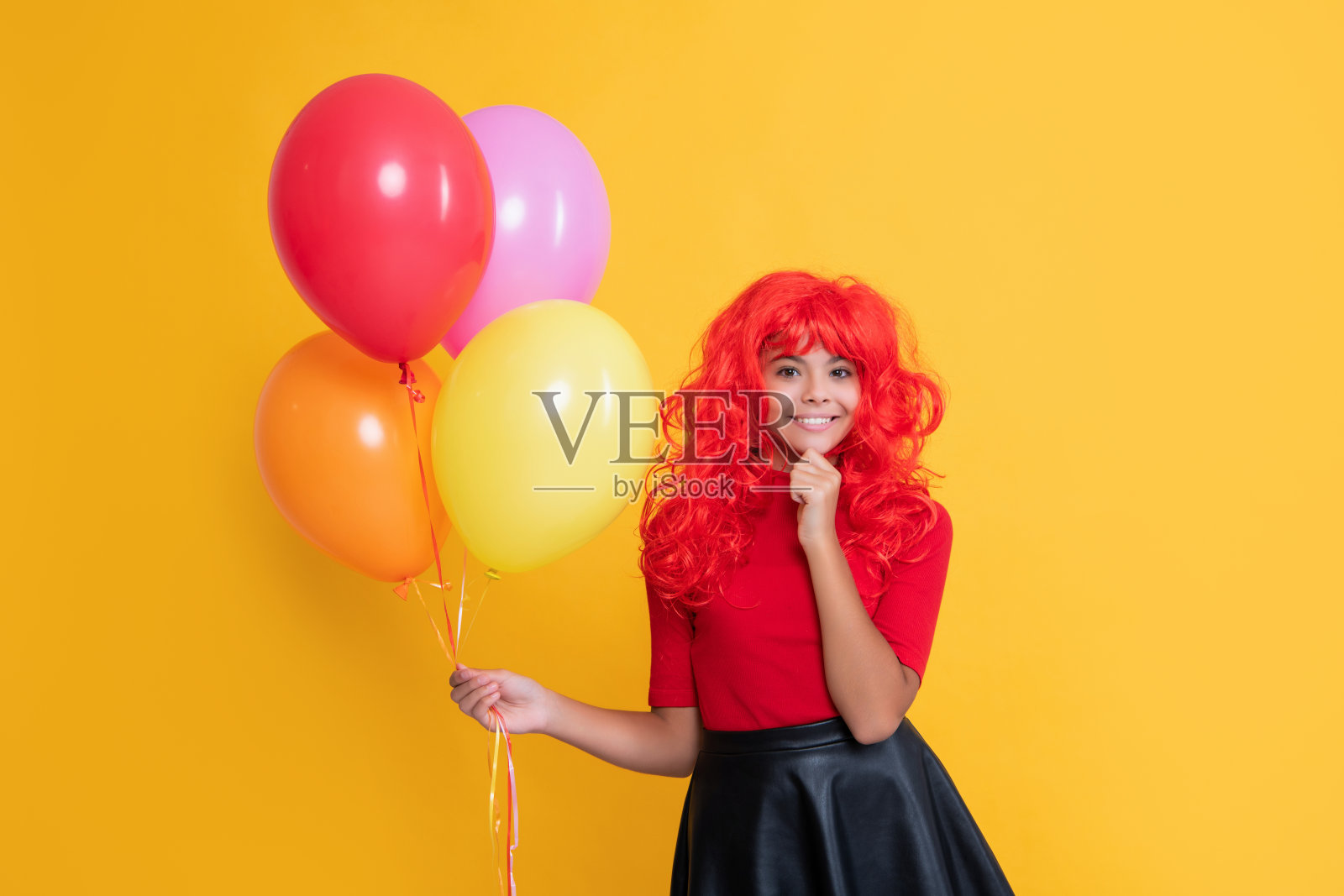 黄色背景上有氦气球的孩子微笑照片摄影图片