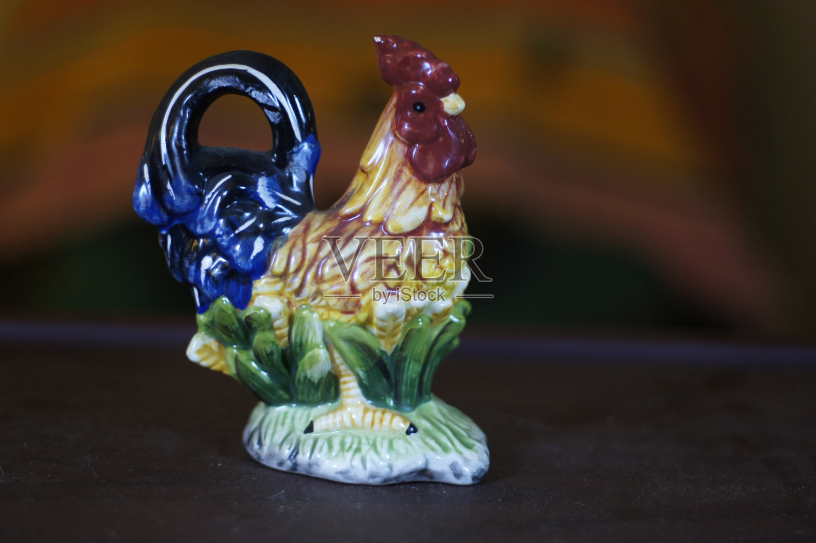 一个陶瓷物体在黑色背景上的特写镜头照片摄影图片