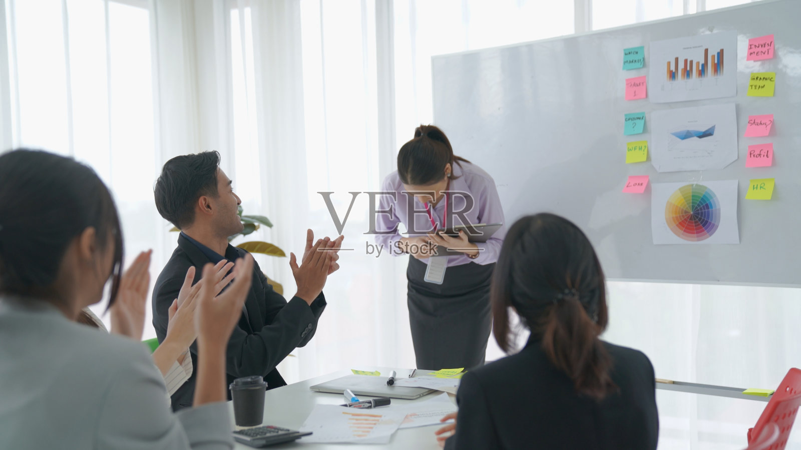 女商人熟练地完成工作项目，接受团队的庆祝。公司业务团队协作概念。照片摄影图片