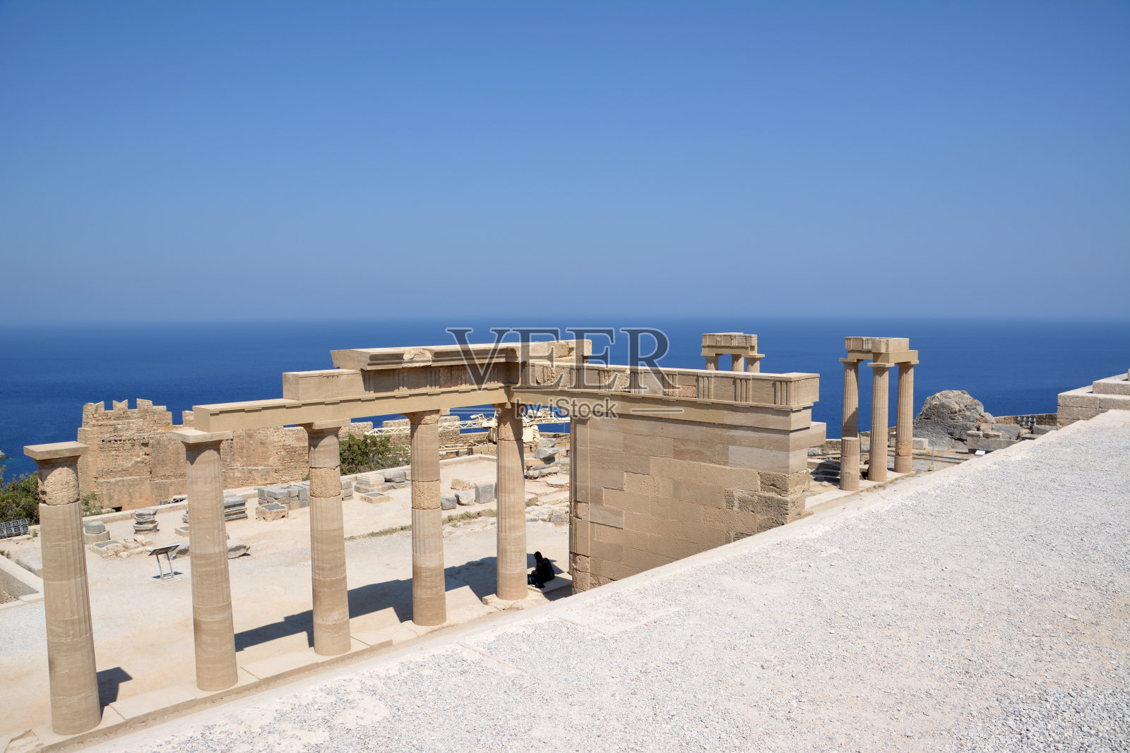 在地平线上地中海的罗德岛上，遗迹和古代卫城的柱子照片摄影图片
