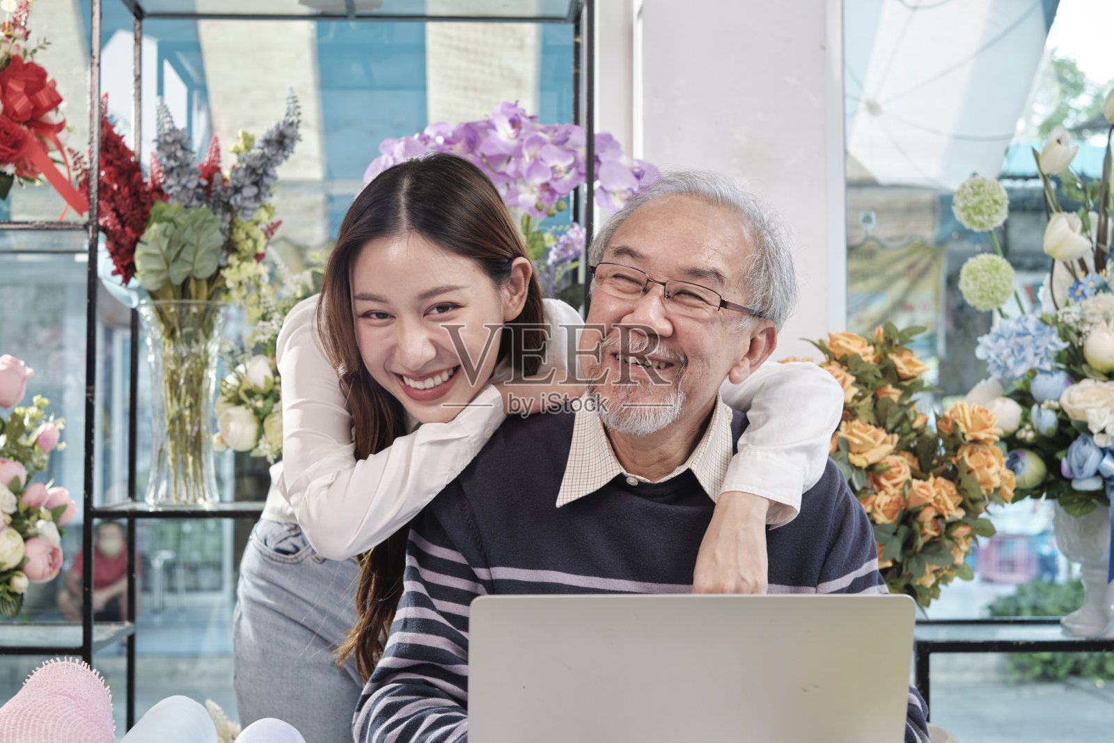 幸福亚洲家族企业，美丽花店。照片摄影图片
