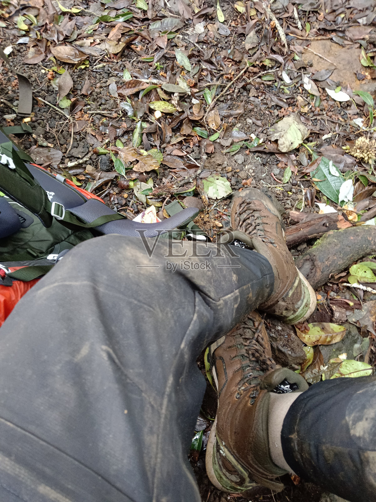因为在雨季徒步旅行而变脏的裤子、鞋子和登山包照片摄影图片